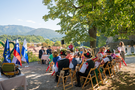 53. Dnevi narodnih noš in oblačilne dediščine_novinarska konferenca (15)